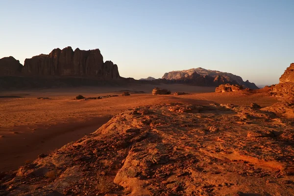 Sonnenuntergang im Wüstenwadi Rum. jordanisch — Stockfoto