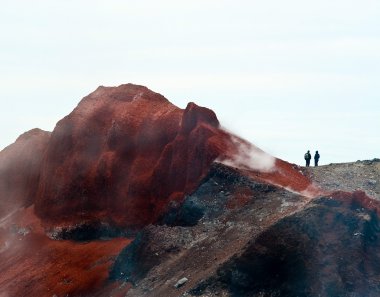 turistler volkanın tepesinde. Kamçatka