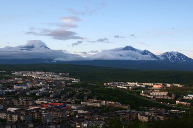 Şehir petropavlovsk ve vulcano. Kamçatka. Rusya.