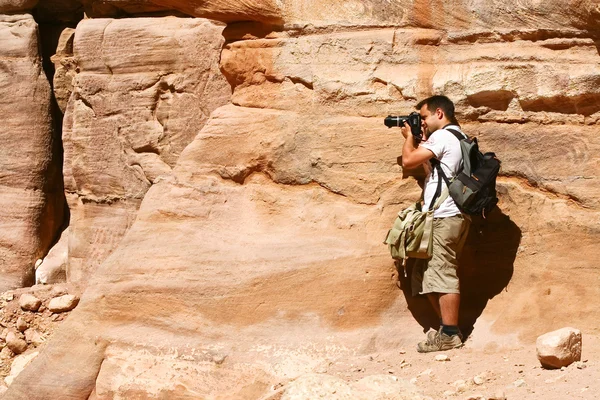 Turistické a nabatejské chrám petra, Jordánsko — Stock fotografie