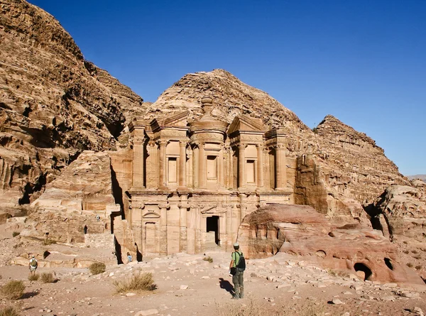 Turista e o Mosteiro de Petra Jordan — Fotografia de Stock