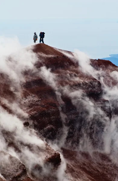 Turistas no topo do vulcão. Kamchatka. — Fotografia de Stock