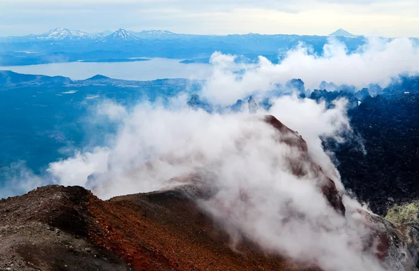 Vista para o Oceano Pacífico com o vulcão. Kamchatka. . — Fotografia de Stock