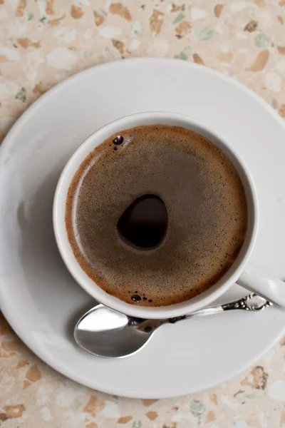 Чашка кави на столі — стокове фото
