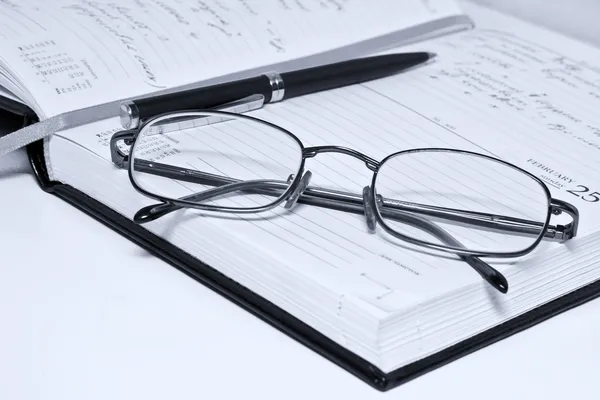 Długopis okulary i notebooków — Zdjęcie stockowe