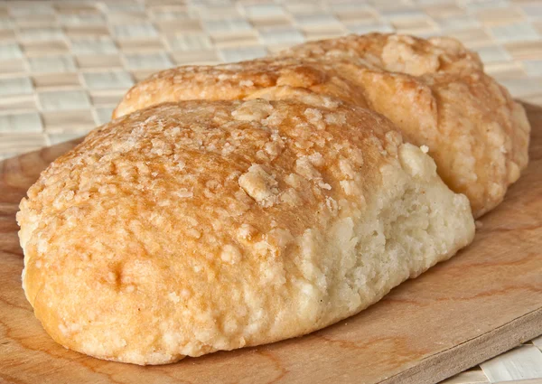 Кусок хлеба на доске для рубки — стоковое фото