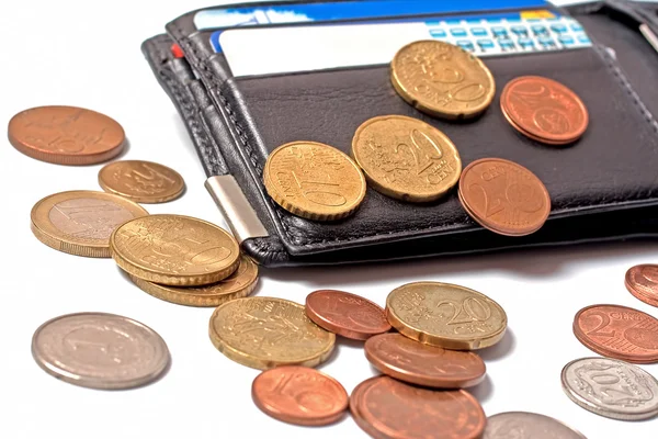 Brieftasche mit Kreditkarten und Münzen isoliert auf weiß — Stockfoto