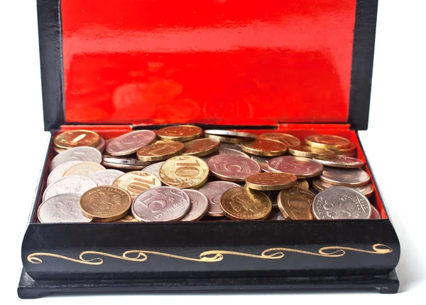 Cofrecito lleno de monedas aisladas en blanco — Foto de Stock