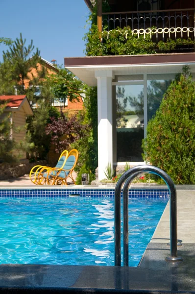 Huis en zwembad — Stockfoto