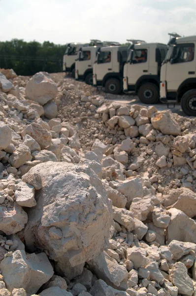 Çakıl ve kamyonlar yığınları — Stok fotoğraf