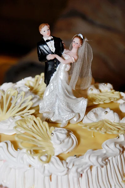 Cake with the bride and groom figures — Stock Photo, Image
