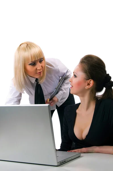 Womens werken bij de laptop — Stockfoto
