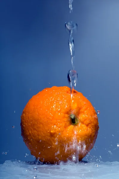 Naranja sobre fondo azul —  Fotos de Stock