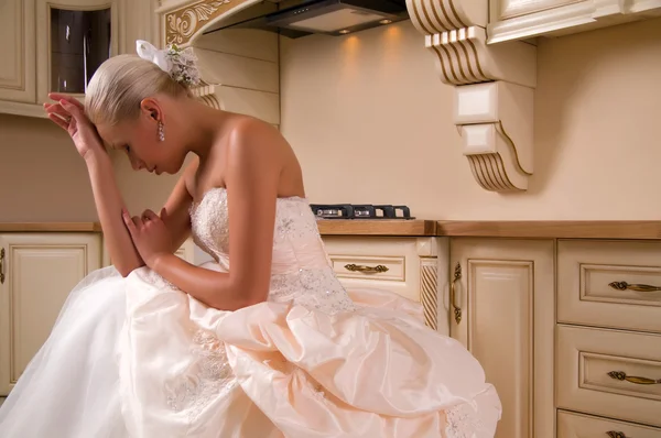 Jonge bruid in een trouwjurk — Stockfoto