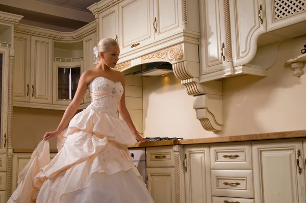 新娘站在厨房里 — 图库照片
