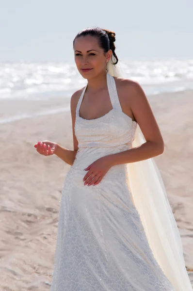 Young bride stands on the beach — Stock Photo, Image
