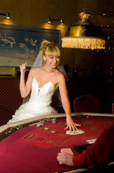 Noiva feliz jogar cartas — Fotografia de Stock
