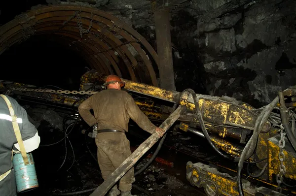 Ανθρακωρύχος λειτουργεί σε ορυχείο — Φωτογραφία Αρχείου