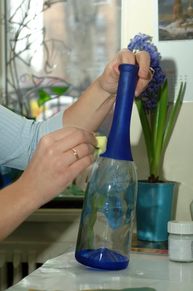 La mano de la mujer pegando etiquetas en botellas — Foto de Stock