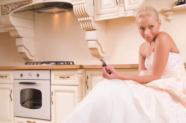 Bride sitting in the kitchen before the wedding — Stock Photo, Image