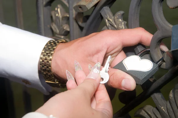 Bräutigam hält den Schlüssel — Stockfoto