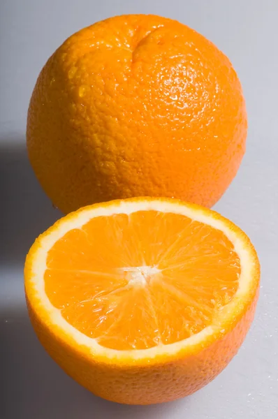 Sappig oranje is op een grijze achtergrond — Stockfoto