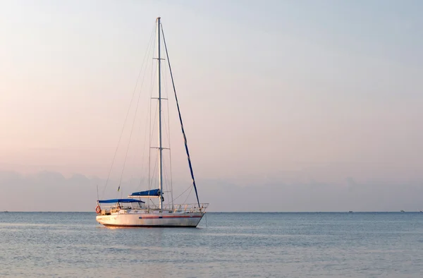 Yacht sailing on the sea — Stock Photo, Image