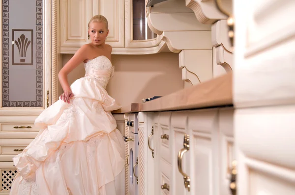 Braut in der Küche — Stockfoto
