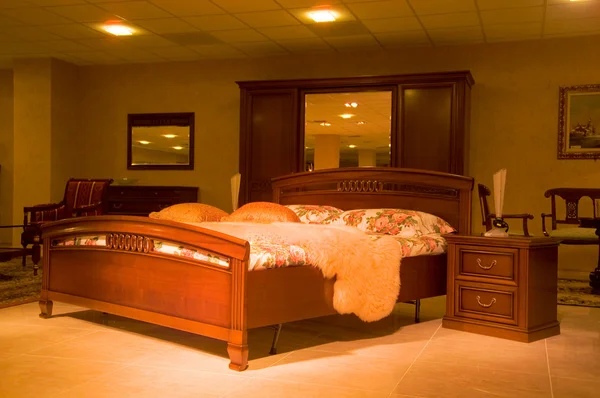 Cómodo interior con una cama — Foto de Stock