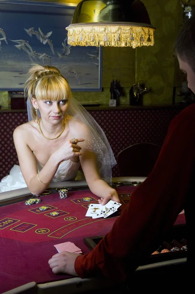 Glückliche Braut beim Kartenspielen — Stockfoto