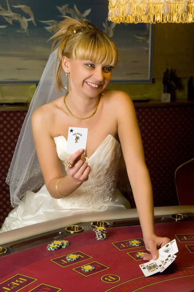 Feliz novia jugando a las cartas —  Fotos de Stock