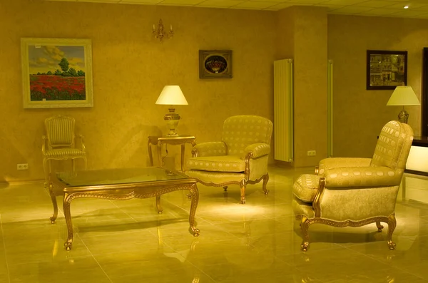 Intérieur de l'hôtel avec canapés — Photo