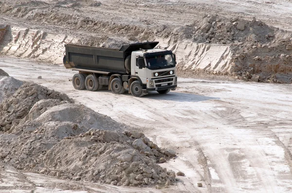 砂利を輸送するトラック — ストック写真