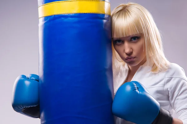Женщина в спорте бокс — стоковое фото