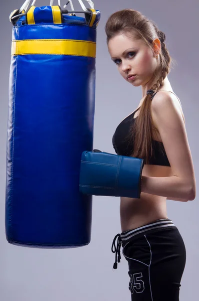 La mujer en el deporte es un boxeo — Foto de Stock