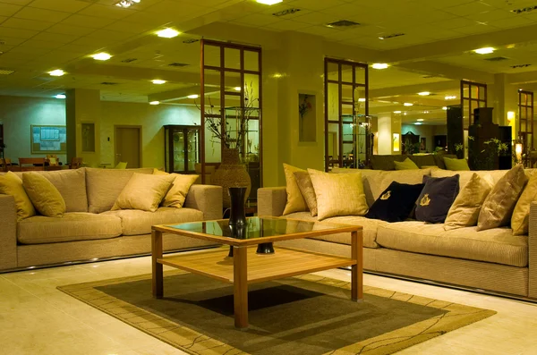 Interno dell'hotel con divani — Foto Stock