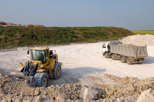 砂利を輸送するトラック — ストック写真