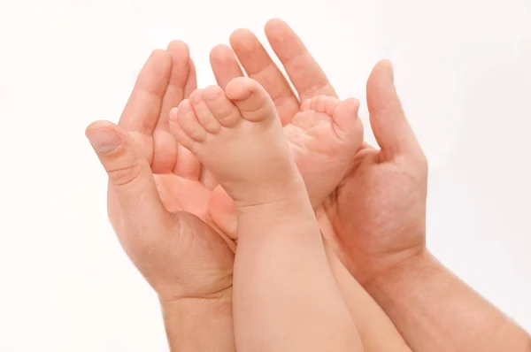 男人的手和孩子们的脚 — 图库照片