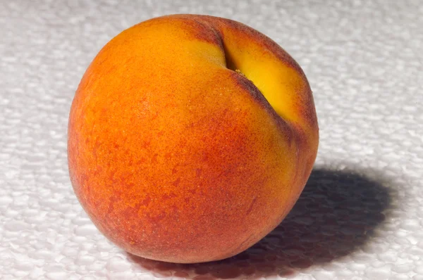 Персик на сером фоне — стоковое фото