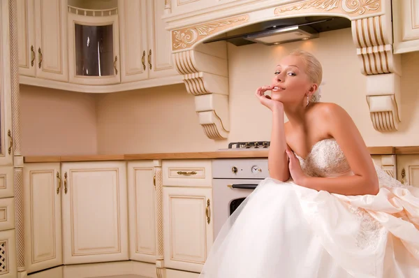 Bruid in de keuken — Stockfoto