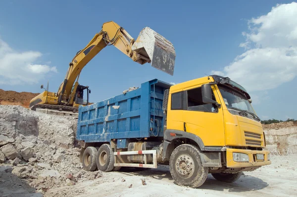 Vrachtwagen vervoer stenen — Stockfoto