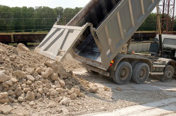 Truck unloads stone — Stock Photo, Image