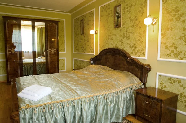 Pohodlný interiér s postelí velikosti Queen — Stock fotografie