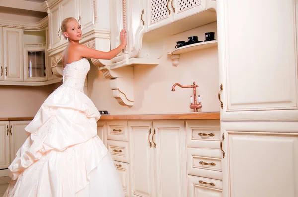Nevěsta stojí v kuchyni — Stock fotografie