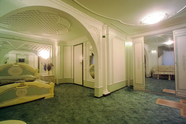Pohodlný interiér s postelí velikosti Queen — 图库照片