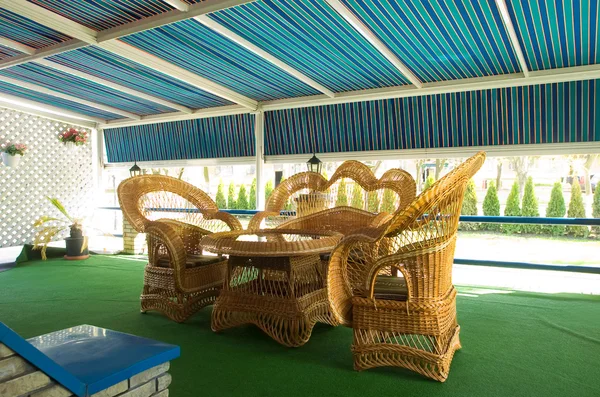 Зовнішнє кафе з плетеними стільцями — стокове фото