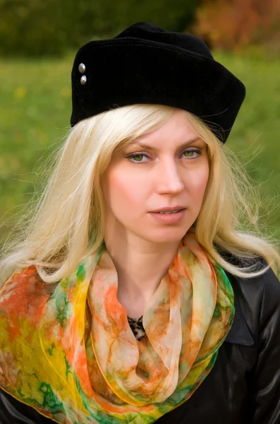 Güzel headdress kadınla — Stok fotoğraf