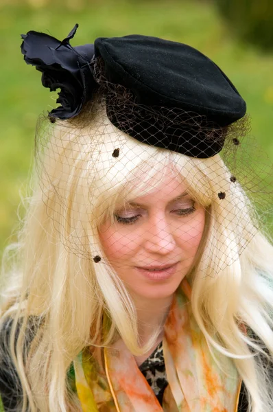 Junge Frau mit einer schönen Kopfbedeckung — Stockfoto