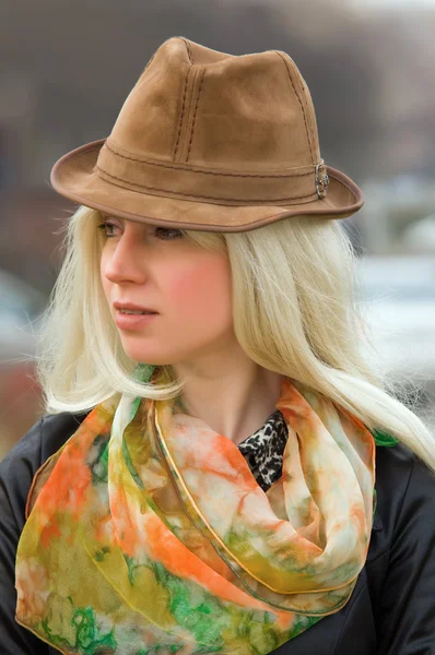 Mladá žena s krásnou čelenku — Stock fotografie