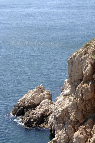 Vågor kraschar på klipporna — Stockfoto